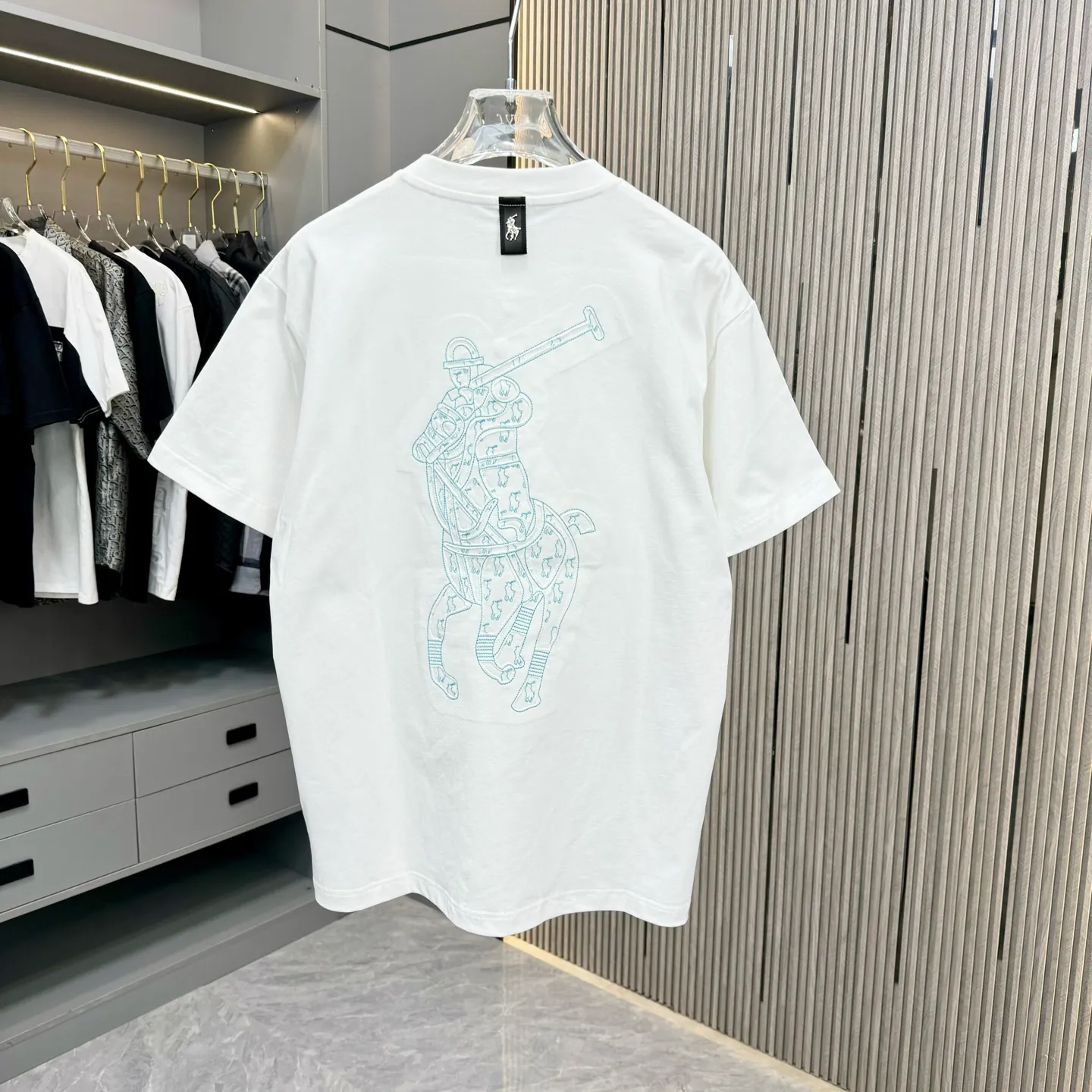 P190 POlO Ralph Lauren 25FW new spring and summer round neck T-shirt. It is made of heavy 320G double yarn combed cotton material. The upper body has a strong three-dimensional effect. It is embroidered with ten thousand needles embroidery patch ➕ ten thousand needles 🪡 embroidery process inkjet effect. ⚠️Washing method: The fabric is only dry-cleaned or wrapped in a laundry bag. Quick machine wash in cold water on the reverse side, let dry and then iron at medium temperature! Avoid vigorously wringing and machine washing from the front!  Size: S M L XL XXL Color: Black, White